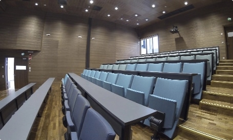 Koulun auditorio.